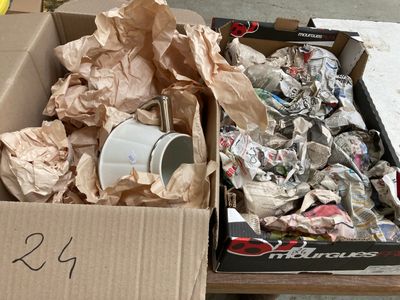une boîte en carton remplie de déchets dans la rue