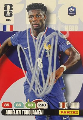 La carte de football comporte une photo d'Aurelen Thouumeni.