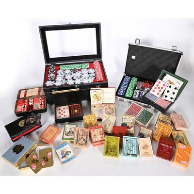 beaucoup de cartes de poker et de cartes dans un étui
