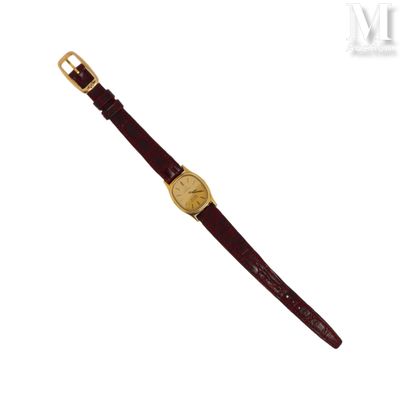 gros plan d'une montre sur fond blanc