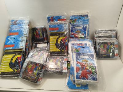 de nombreux types de jouets différents, rangés dans des sacs posés sur la table
