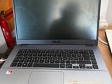un ordinateur portable posé sur un bureau en bois