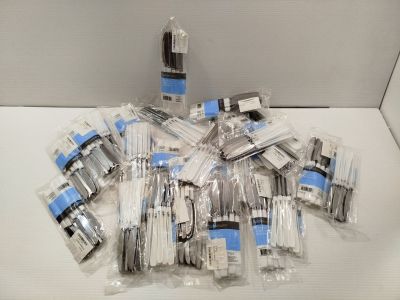 une pile de brosses à dents et de dentifrice posée sur une table