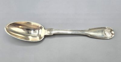cuillère plaquée argent, ornée d'un motif décoratif sur un fond gris