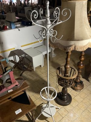 une lampe qui se trouve sur un support dans une pièce