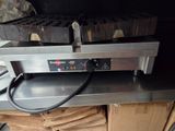une machine posée sur un comptoir