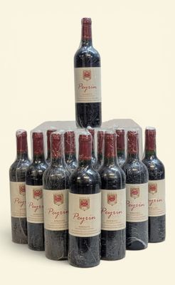 des bouteilles de vin rouge disposées en pyramide sur une surface blanche