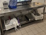 un grand comptoir en acier inoxydable dans une cuisine commerciale