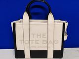 le sac fourre-tout blanc et noir