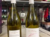 deux bouteilles de vin posées sur une table dans un magasin