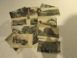 de nombreuses photos anciennes de personnes et de bâtiments sur la table