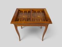 Table à jeu de forme galbée à décor de croix (probablement d… (photo 3)