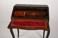 Bureau de pente en bois noirci sculpté à décor de style Loui… (photo 3)