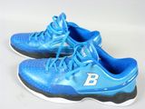des baskets bleues et noires avec un logo « b » sur la semelle