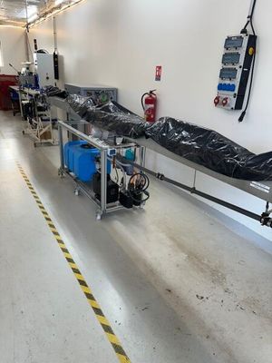 une photo d'une chambre d'hôpital avec du matériel médical posé par terre