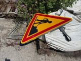 un panneau jaune et rouge posé par terre