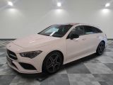 La Mercedes CLA est garée dans une grande pièce au sol carrelé d'un motif à damier.