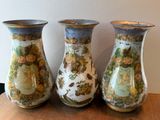 trois vases posés sur une table