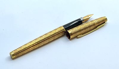 PARKER. Stylo plume en métal doré à motif tartan, plume en o…