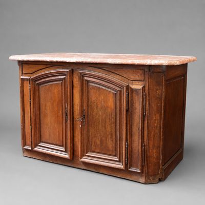 une vieille armoire en bois avec un plateau en marbre