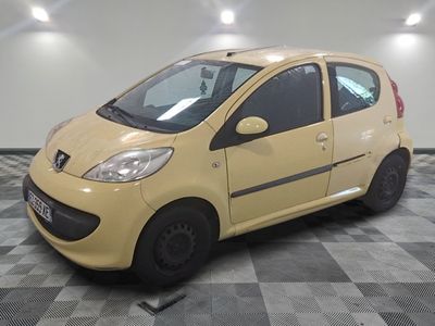 la photo d'une petite voiture jaune garée dans un garage