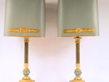 une paire de lampes vertes ornées de finitions dorées et dotées d'un abat-jour vert