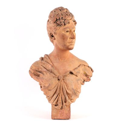 buste d'une femme vêtue d'une robe à volants sur fond blanc