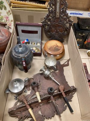 une boîte remplie d'objets anciens posée sur une table