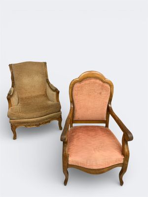 J/ Bergère de style Louis XV en velours beige.