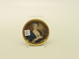 un portrait miniature d'une femme en robe bleue