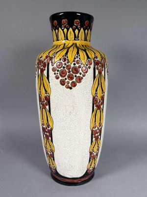 une image représentant un vase orné d'un motif floral