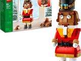 un casse-noisette en Lego devant une boîte