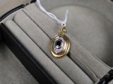un collier rangé dans un écrin