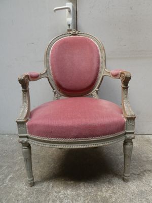Fauteuil en bois sculpté et laqué, à dossier à médaillon - S…