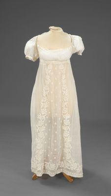 une robe blanche sur un présentoir à mannequin