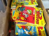une boîte en carton remplie de livres pour enfants posée par terre