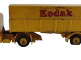 petit camion jouet jaune avec une inscription rouge sur le côté
