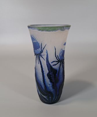 un vase bleu et blanc posé sur une surface blanche