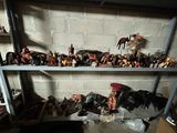 une étagère remplie de figurines sur une étagère