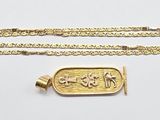 une image représentant un collier en or et un pendentif en or sur fond blanc