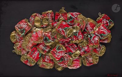 une pile de canettes de soda posée sur une surface noire
