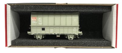 un petit train dans une boîte posée sur une surface blanche