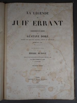 un vieux livre portant un titre, posé sur une table