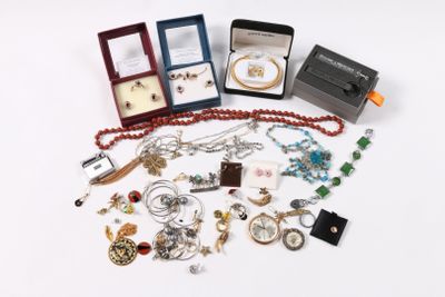 de nombreux bijoux posés sur une surface blanche