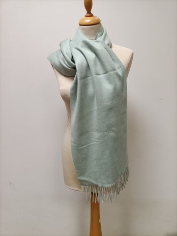 Eric BOMPARD. Écharpe en cachemire bleu pale. (a nettoyer)