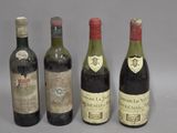 trois bouteilles de vin sont alignées sur une table