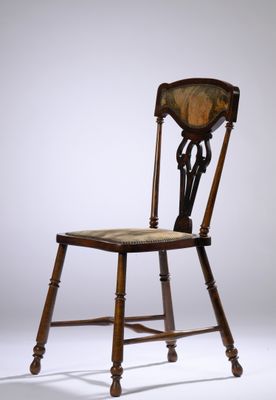une vieille chaise en bois avec une assise en bois et un dossier en rotin