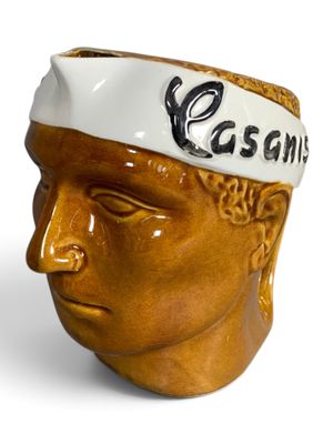 une tête d'homme en céramique, portant un bandana sur la tête