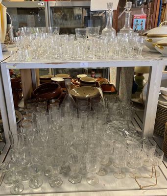 de nombreux verres sur l'étagère de la cuisine