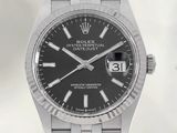 une montre Rolex avec un cadran noir et un bracelet